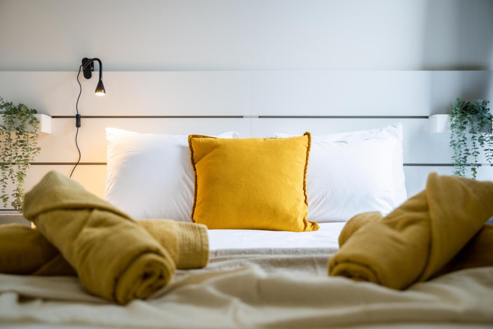 Yellow Two Apartment *